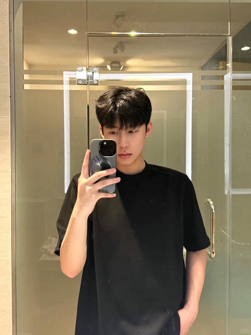 tạo dáng chụp ảnh trước gương nam 5