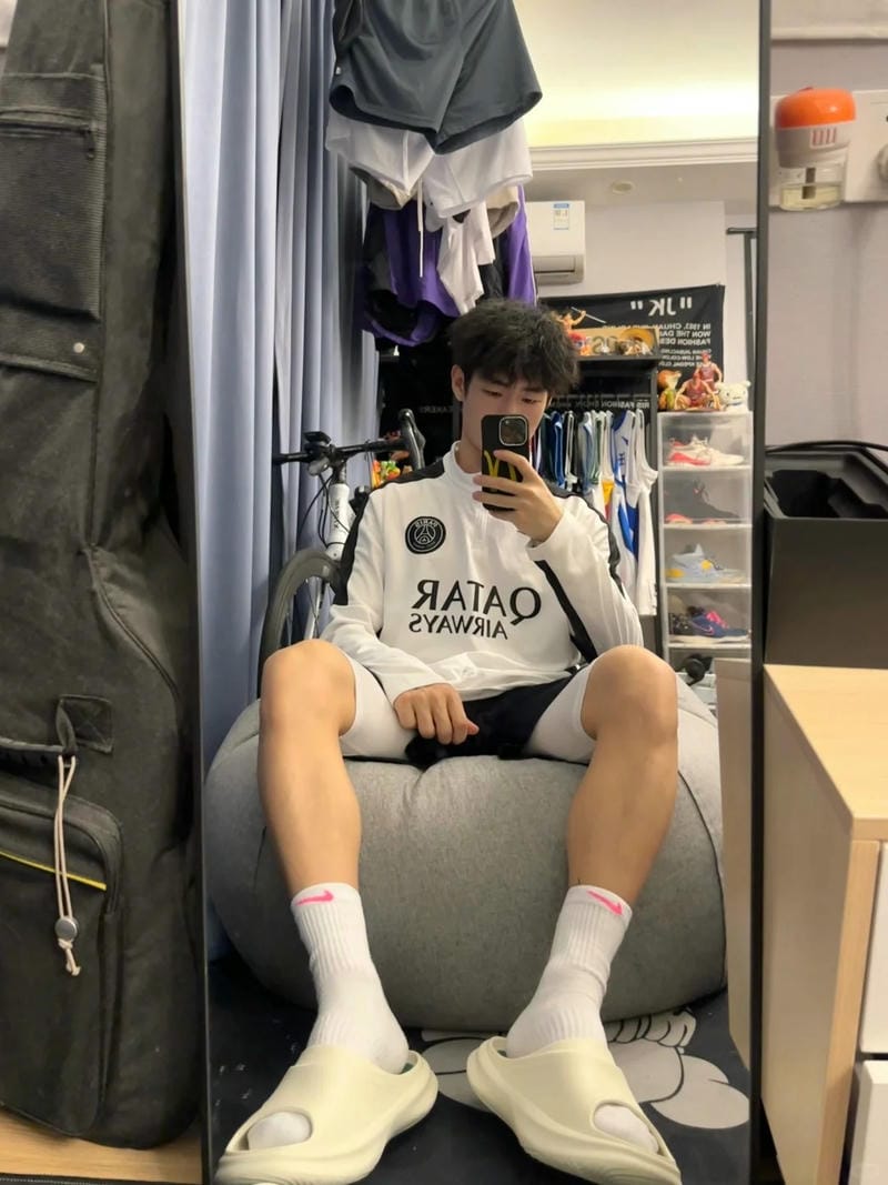 tạo dáng chụp ảnh trước gương nam 6