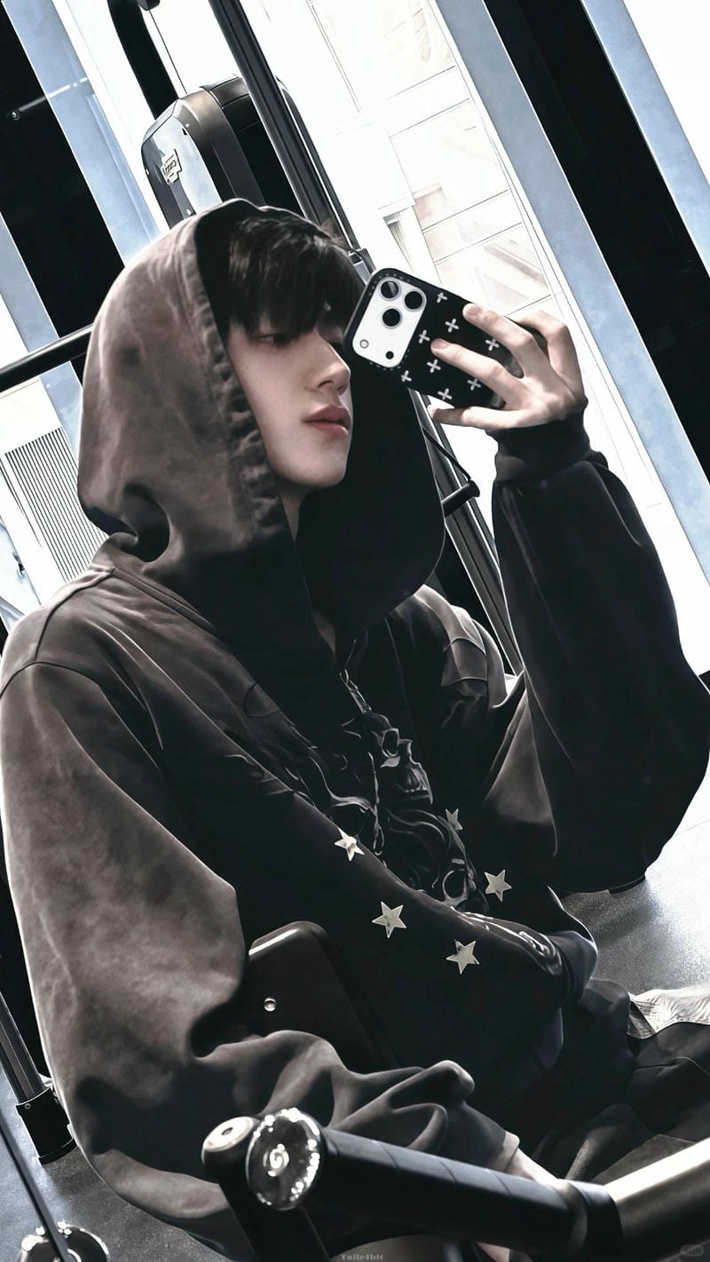 tạo dáng chụp ảnh trước gương nam 8